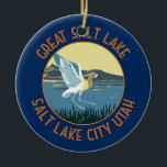 Great Salt Lake American Avocet Retro gestresst Keramisch Ornament<br><div class="desc">Great Salt Lake vector art ontwerp met een Amerikaanse Avocet. Het Great Salt Lake is het grootste zoutwatermeer op het Western halfrond en het op acht na grootste terminalmeer ter wereld.</div>