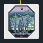 Great Smoky Mountains National Park Retro Keramisch Ornament<br><div class="desc">Geweldig Smoky Mountains vectorkunstwerk ontwerp. Het park omvat een groot bos en een overvloed aan wilde bloemen die het hele jaar door bloeien.</div>