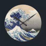 Great Wave Kanagawa Japans schilderen Ronde Klok<br><div class="desc">De Japanse Woodcut Wave — de berg Fuji Wave door Hokusa Er is een grote golf in de oceaan — en je ziet de berg Fuji op de verre achtergrond — de golf draait rond de grote berg Fuji. De gigantische golf is zo intens dat je de boetseerders op de...</div>