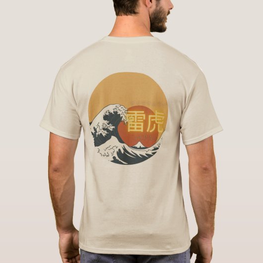 Great Wave & Neon Kanji – Retro Japanese Fuji Des T-shirt (Achterkant)