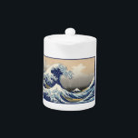 Great Wave off Kanagawa & Mount Fuji Japan Zee Theepot<br><div class="desc">"The Great Wave of Kanagawa", ook bekend als "Under the Wave of Kanagawa", is een boeiende blokdruk van de Japanse kunstenaar Katsushika Hokusai. Creëer rond 1831, maakt het deel uit van een serie getiteld "Zesendertig Uitzichten van de berg Fuji." Het kunstwerk toont een scène van immense kracht en contrasterende schoonheid....</div>