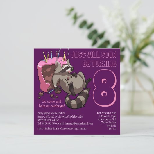 Greedy Raccoon verjaardagsfeestje taart Cartoon Kaart (Staand voorkant)