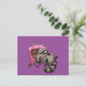 Greedy Raccoon vol met Birthday Cake Cartoon Briefkaart (Staand voorkant)
