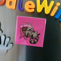 Greedy Raccoon vol met Birthday Cake Cartoon