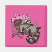 Greedy Raccoon vol met Birthday Cake Cartoon Magneet (Voorkant)