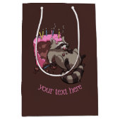 Greedy Raccoon vol met Birthday Cake Cartoon Medium Cadeauzakje (Voorkant)