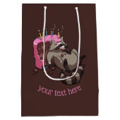 Greedy Raccoon vol met Birthday Cake Cartoon Medium Cadeauzakje (Achterkant)