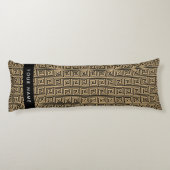 Greek Meander Key Brown, Jouw naam, Personaliseer Lichaamskussen (Achterkant)