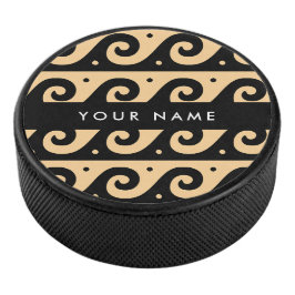Greek Meander Key, Wave Key, Bruin, Jouw naam Hockey Puck