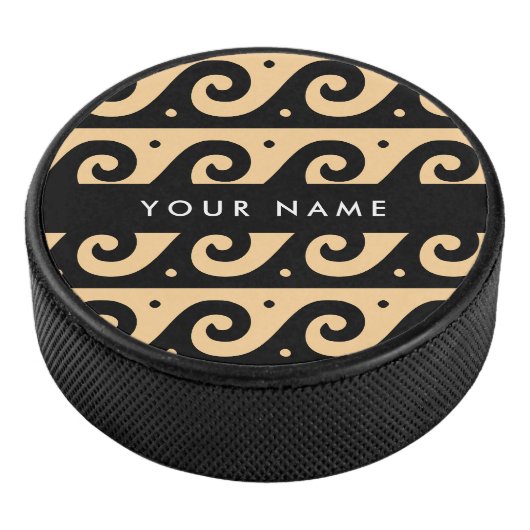 Greek Meander Key, Wave Key, Bruin, Jouw naam Hockey Puck (3/4)