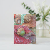 Green Acorn op een rode Herfst Leaf Briefkaart (Staand voorkant)