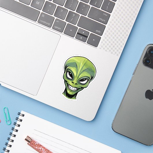 Green Alien Head Sticker (Laptop met iPhone)