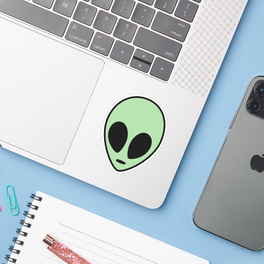 Green Alien Sticker (Laptop met iPhone)