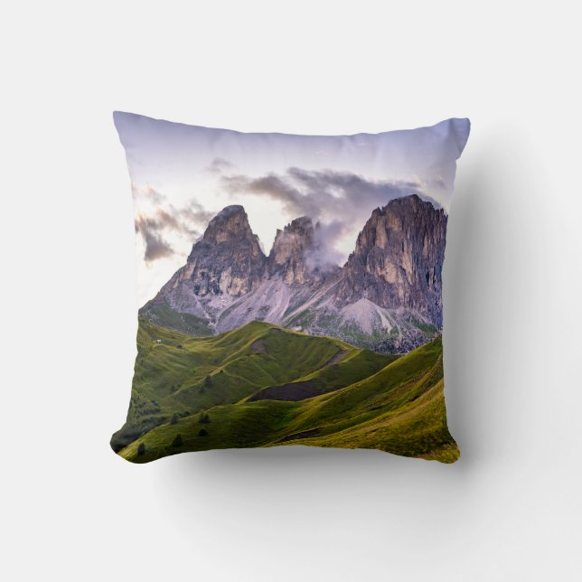 GREEN AND GRAY MOUNTAINS UNDER WHITE CLOUDS DURING KUSSEN (Voorkant)