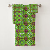 Green and purple geometric mandala pattern bad handdoek (Insitu)