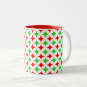 Green and Red Diamond Star Pattern on White Tweekleurige Koffiemok (Voorkant rechts)