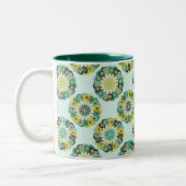 Green and Teal Modern Geometric Flower Pattern Tweekleurige Koffiemok (Links)