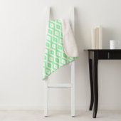 Green and white diamond pattern sherpa deken (In situ)