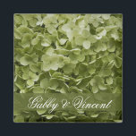 Green Annabelle Hydrangea Floral Wedding Magneet<br><div class="desc">Pas de elegante groene Annabelle Hydrangea Floral Wedding Square Magnet aan met de persoonlijke namen van de bruid en groom aan creëer een van een soort gepersonaliseerd partijvoordeel of een keepascadeau voor de newlyweds, bridesmaids of brudale begeleiders. Deze aangepaste bloemen huwelijksmagneet is voorzien van een bloemfoto van een lichtgroene tuin,...</div>