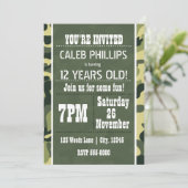 Green Army Camouflage Verjaardagsfeestje Uitnodigi Kaart (Staand voorkant)