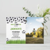 Green Ball Soccer Birthday Invitations w foto Kaart (Staand voorkant)