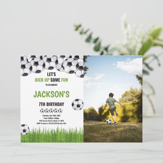 Green Ball Soccer Birthday Invitations w foto Kaart (Staand voorkant)