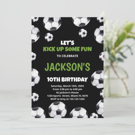 Green Black Soccer Birthday-uitnodigingen Kaart (Staand voorkant)