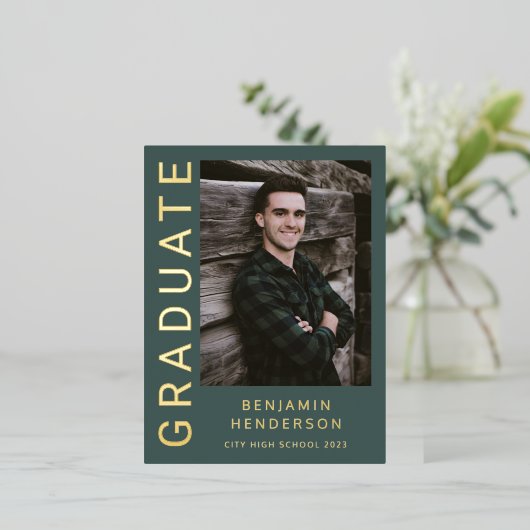 Green Boy Foto Gold Foil Afstuderen Aankondiging (Staand Voorkant)