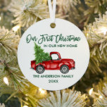 Green Brush Script Kerstmis Nieuwe Home Truck Roun Metalen Ornament<br><div class="desc">Moderne penseelscript Onze eerste kerst in ons nieuwe Home Metal Ornament bevat Waterverf  Red Truck met kerstboom - Forest Green Script</div>