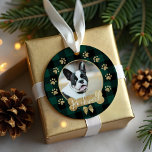 Green Buffalo Pset Pattern Gold Bow Family Foto Metalen Ornament<br><div class="desc">Voeg een luie en warme charme aan uw kerstboom toe met ons ornament van Pet-fotometaal met een luie en warme groene buffelvormige achtergrond. Cirkelfoto-lijst met een festive faux gouden boog en bot. Pas uw huisdiernaam en foto aan. Ontworpen door: Mudthology Papery</div>