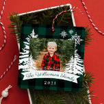 Green Buffalo Pset Rustic Pine Trees Familie Foto Metalen Ornament<br><div class="desc">Rustisch boerderij verse kerstbomen familiefoto keepomwille metal ornament. Het ornament kan met de familienaam,  het jaar,  en de foto worden aangepast. Groene scharrelplaat met bijtende pijnbomen en sneeuwvlokken. De familienaam wordt getoond in een witte banner. Kunstwerk van Muthology Papery.</div>