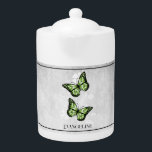 Green Butterfly Floral Teapot Theepot<br><div class="desc">Geniet van je thee met een Green Butterfly Floral Personalized Teapot. Het ontwerp van de theepot is voorzien van een paar levendige vlinders die tegen een lichtgrijze achtergrond op een witte bloem rusten. Extra cadeauobjecten die bij dit ontwerp beschikbaar zijn en een verscheidenheid aan kleuren.</div>