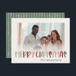 Green Casual kleurrijke kerstfoto Feestdagenkaart<br><div class="desc">Deze casual, kleurrijke kerstkaart met kerstmis is perfect voor uw leuke, creatieve kerstcadeautjes. Het is een uniek, speels modern lettertype in rood, boho tan, en licht en donkergroen, maken een gelukkig seizoensgebonden gevoel mogelijk. Als je de donkere winter van je geliefden wilt ophelderen met een schattige feestvreugde, dan heb je...</div>