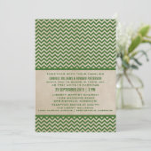 Green Chic Chevron Wedding Invite Kaart (Staand voorkant)