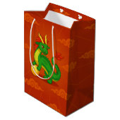 Green Chinese Dragon on Red Medium Cadeauzakje (Achterkant Gekanteld)