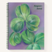 Green Clover Shamrocks op Paarse pasteelkunst Notitieboek (Voorkant)
