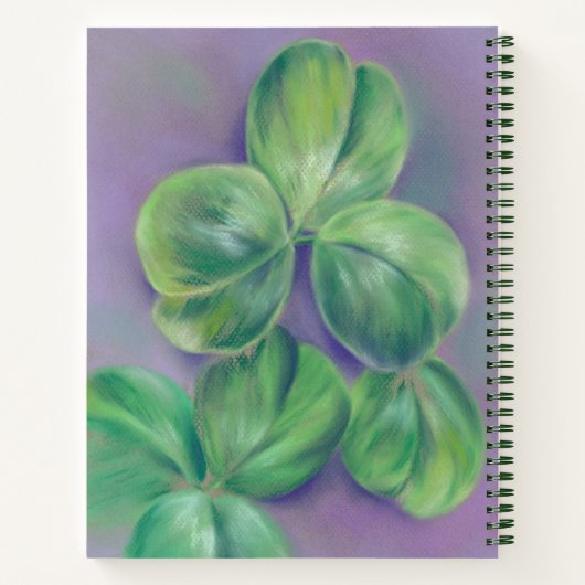 Green Clover Shamrocks op Paarse pasteelkunst Notitieboek (Achterkant)