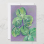 Green Clover Shamrocks op Paarse St. Patrick's Day Kaart (Achterkant)