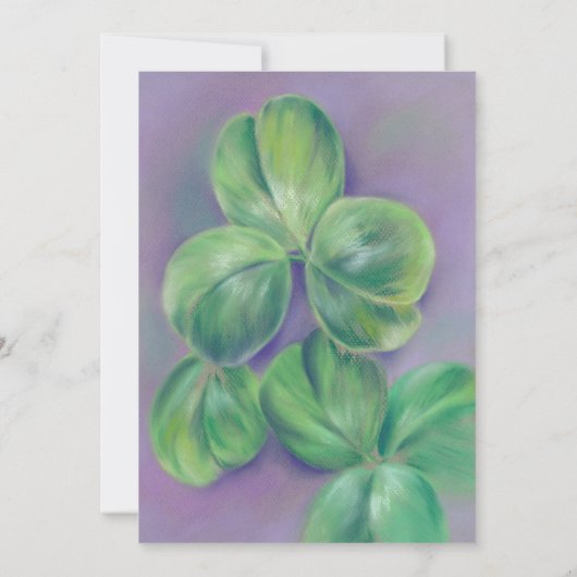 Green Clover Shamrocks op Paarse St. Patrick's Day Kaart (Achterkant)