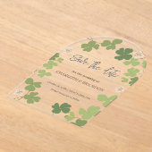 Green Clover Spring Wildflowers Wedding Acryl Uitnodigingen (Laagn)