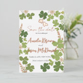 Green Clover Spring Wildflowers Wedding Red de wer Folie Uitnodiging (Staand Voorkant)