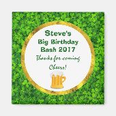 Green Clovers and Beer Mok Personalized Birthday Magneet (Voorkant)