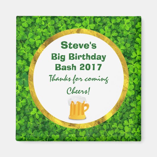 Green Clovers and Beer Mok Personalized Birthday Magneet (Voorkant)