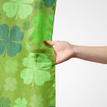 Green Clovers, Lucky Clovers, Saint Patrick's Day Sjaal<br><div class="desc">Kute,  leuke en schattige patronen met groene klavers. Moderne en trendy cadeau,  perfect voor Saint Patrick's Day.</div>