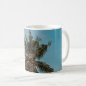 Green coconut tree under blue sky koffiemok (Voorkant rechts)