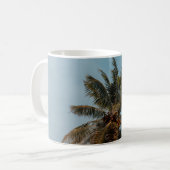 Green coconut tree under blue sky koffiemok (Voorkant links)