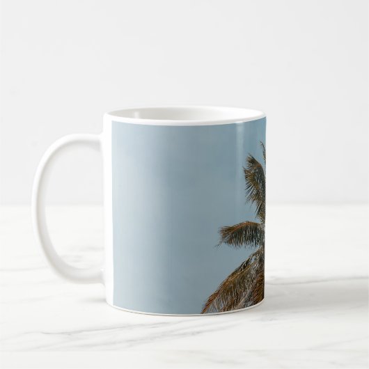 Green coconut tree under blue sky koffiemok (Links)