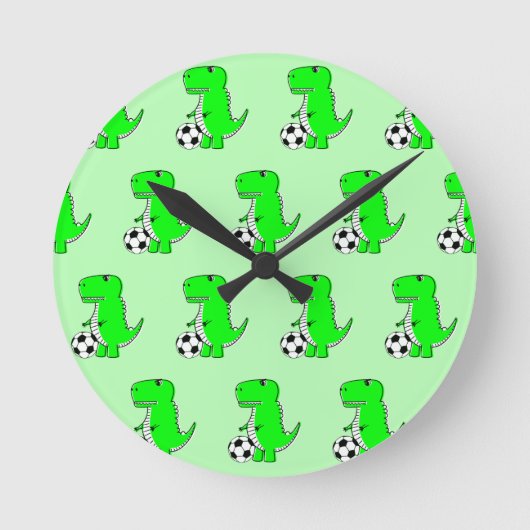 Green Dinosaur Loves Soccer Cartoon Pattern Ronde Klok (Voorkant)