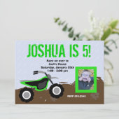 Green Dirt Bike Birthday Uitnodiging (Staand voorkant)