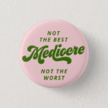 Green Disco Lettering Mediocre Ronde Button 3,2 Cm<br><div class="desc">Roep deze roze knop van eerlijkheid en vertel anderen dat ook al ben je niet de beste,  je ook niet de slechtste bent. Mediocre is gewoon oké.</div>